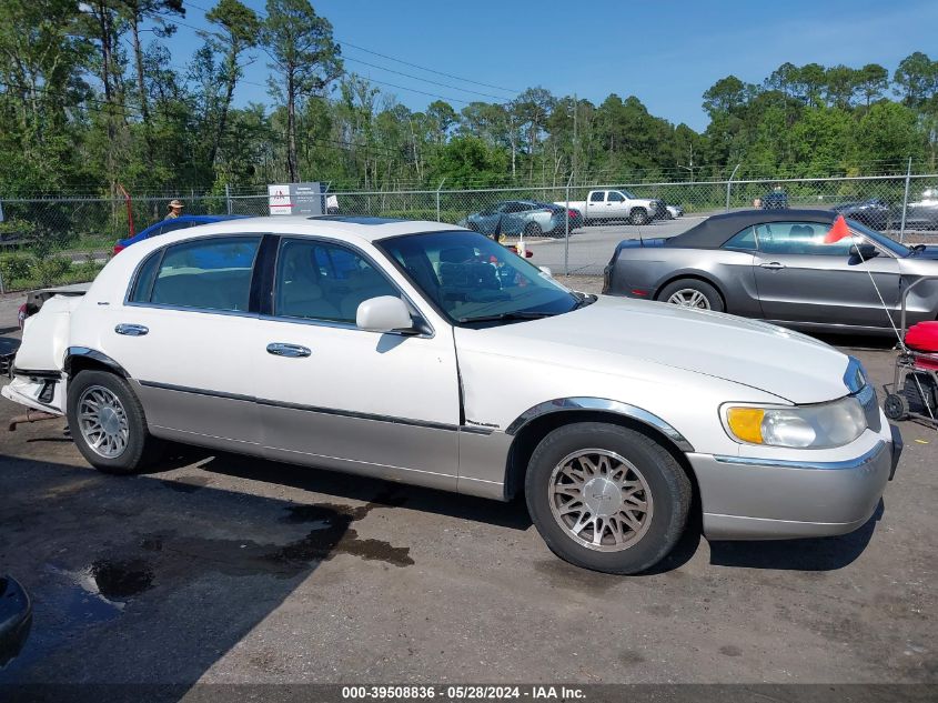 1999 Lincoln Town Car Signature VIN: 1LNHM82WXXY695036 Lot: 39508836