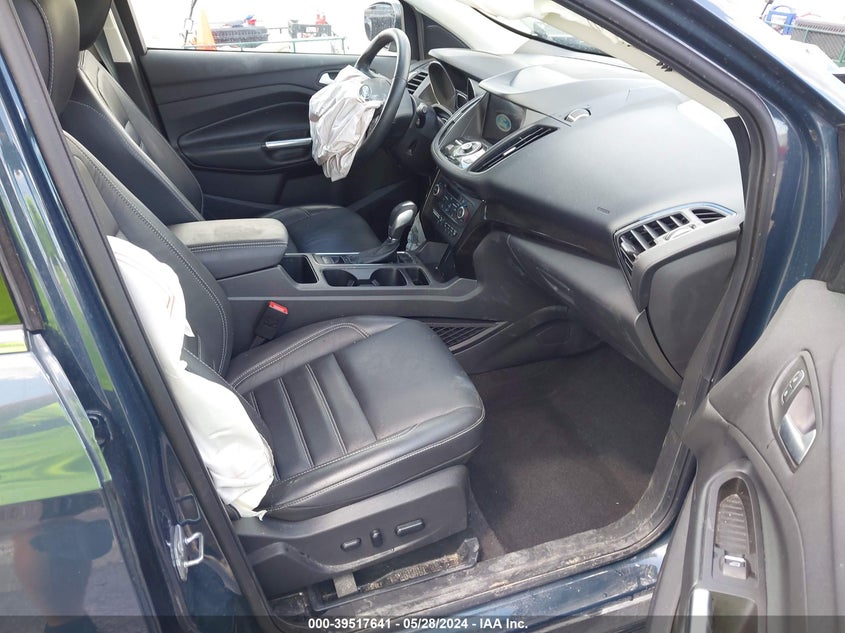 VIN 1FMCU9J93KUB64837 2019 FORD ESCAPE TITANIUM