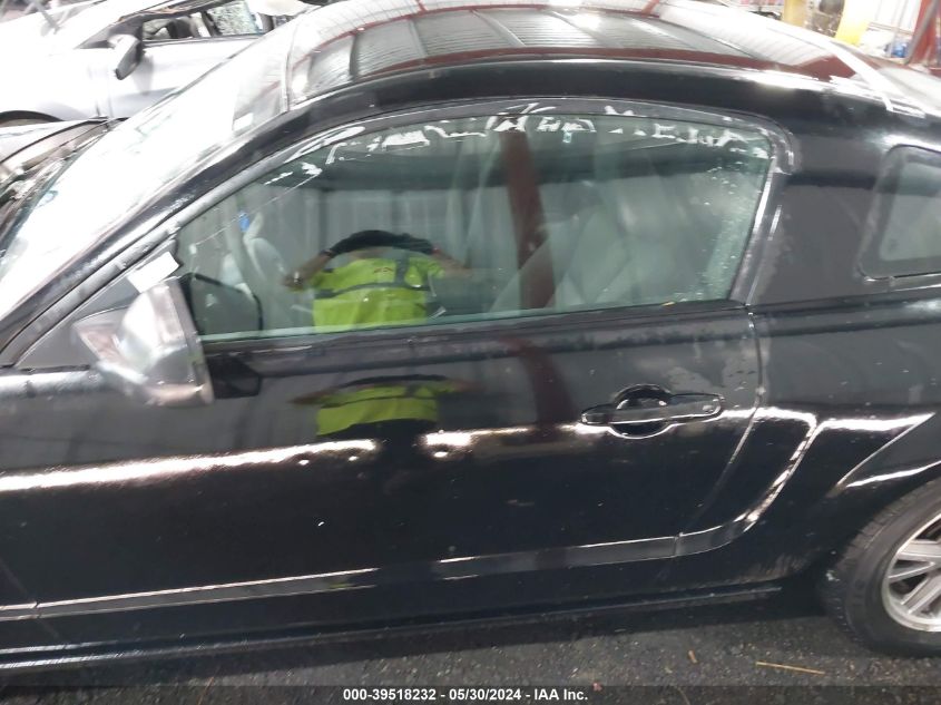 2005 Ford Mustang V6 Deluxe/V6 Premium VIN: 1ZVFT80N655137074 Lot: 39518232