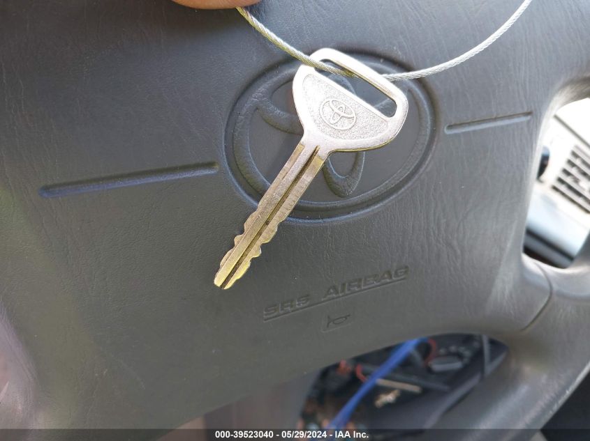 2000 Toyota Camry Le V6 VIN: 4T1BF22K9YU095806 Lot: 39523040