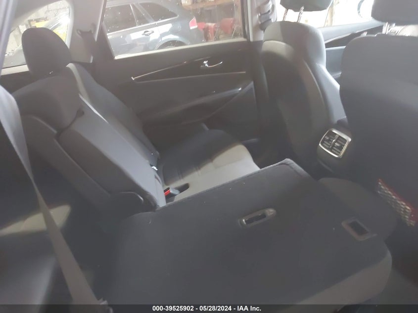 2018 Kia Sorento 2.4L Lx VIN: 5XYPGDA3XJG425280 Lot: 39525902