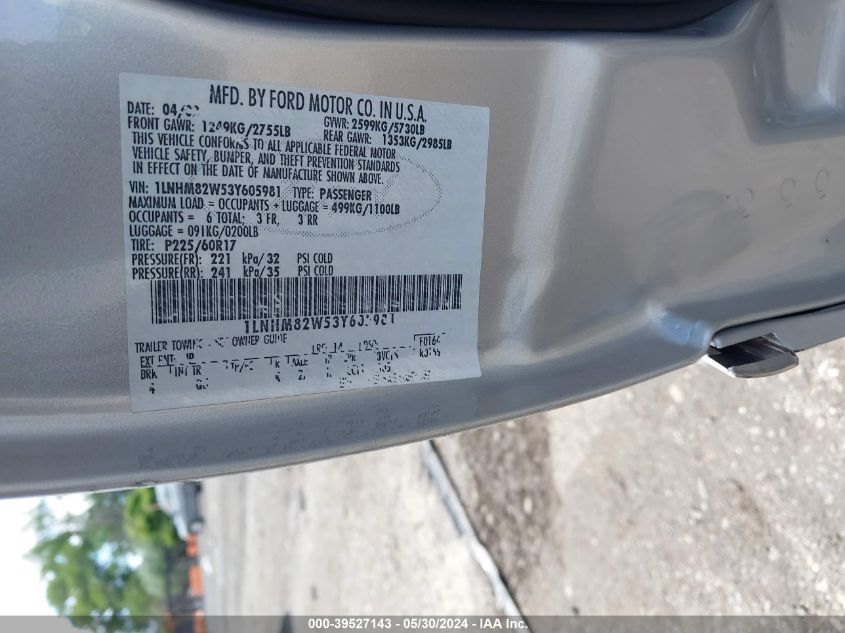 2003 Lincoln Town Car Signature VIN: 1LNHM82W53Y605981 Lot: 39527143