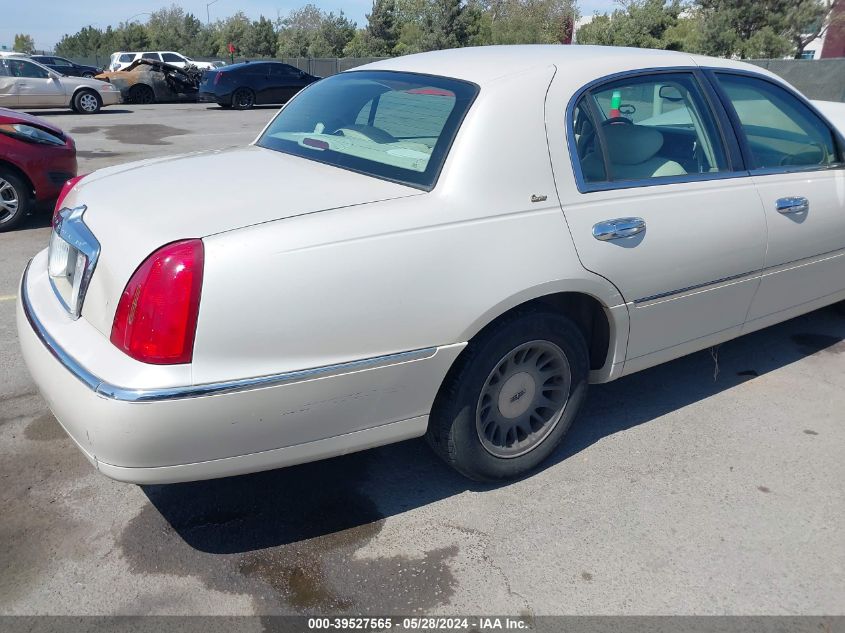 2002 Lincoln Town Car Cartier VIN: 1LNHM83W32Y628821 Lot: 39527565