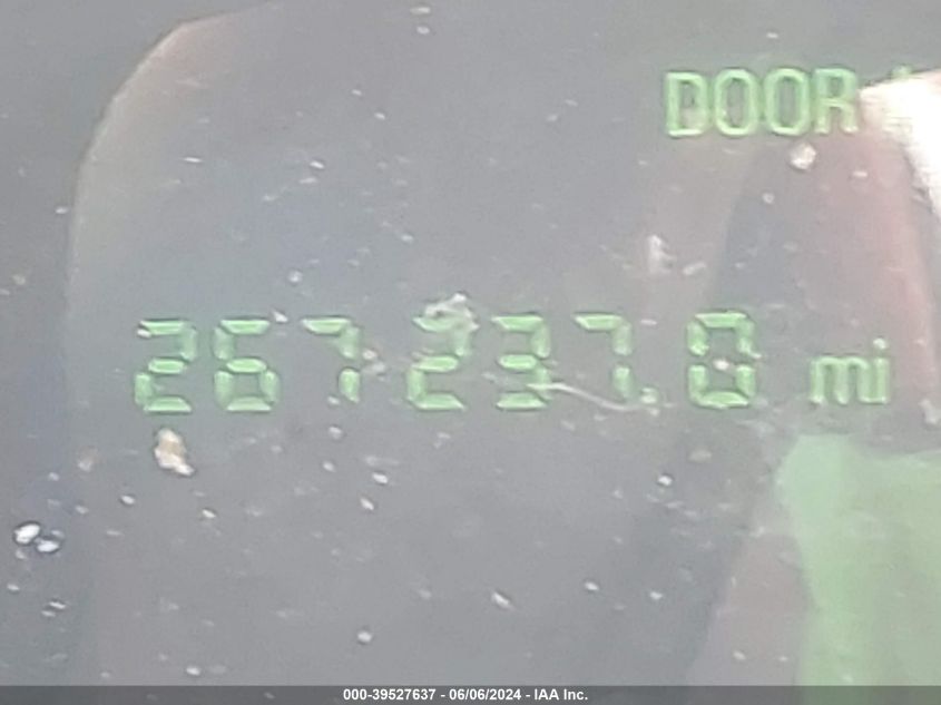 2000 Lincoln Town Car Signature VIN: 1LNHM82W5YY876840 Lot: 39527637