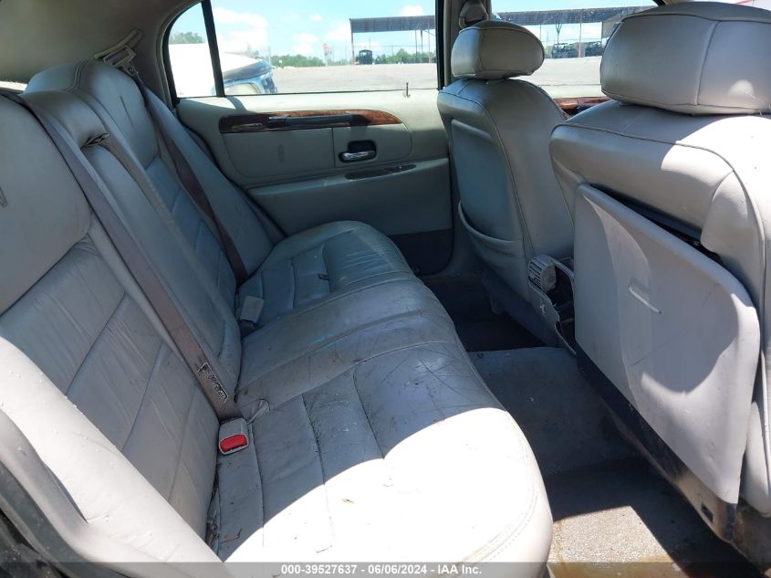 2000 Lincoln Town Car Signature VIN: 1LNHM82W5YY876840 Lot: 39527637