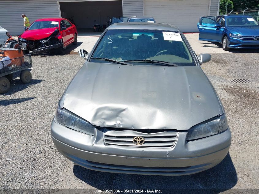 1999 Toyota Camry Le VIN: 4T1BG22K2XU422848 Lot: 39529336