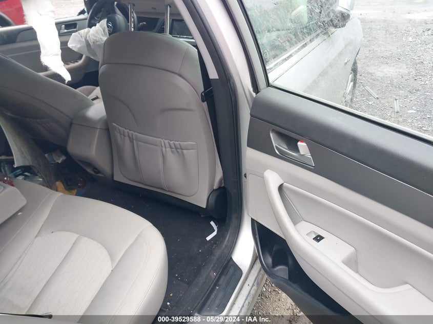 2016 Hyundai Sonata Hybrid Se VIN: KMHE24L18GA015535 Lot: 39529588