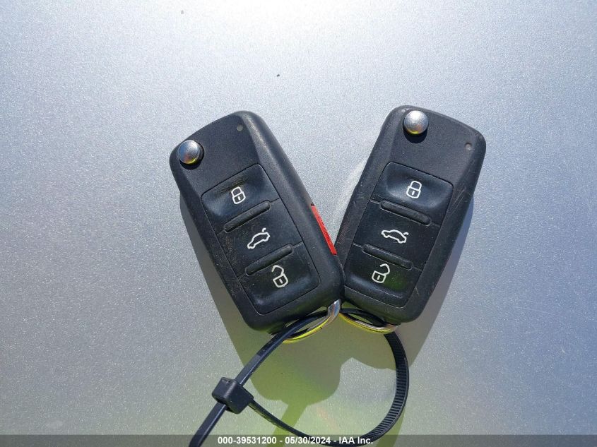 2013 Volkswagen Beetle 2.5L VIN: 3VWJX7AT0DM671007 Lot: 39531200