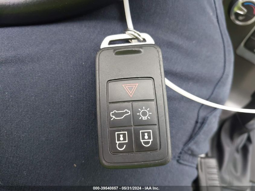 2016 Volvo Xc60 T5 Drive-E Premier VIN: YV440MDK0G2878382 Lot: 39540857