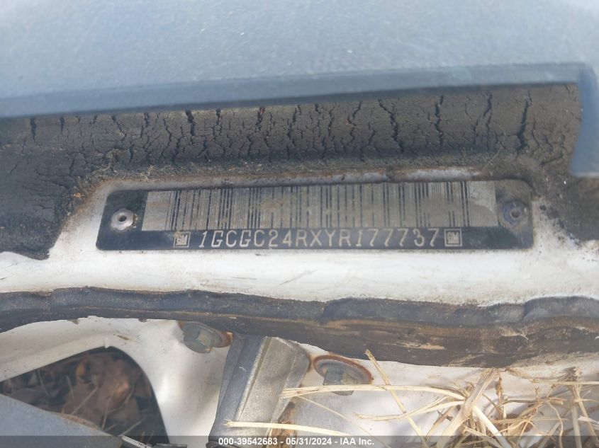2000 Chevrolet C2500 VIN: 1GCGC24RXYR177737 Lot: 39542683