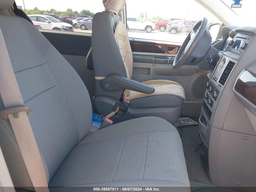 2010 Chrysler Town & Country Touring VIN: 2A4RR5D18AR288641 Lot: 39557011