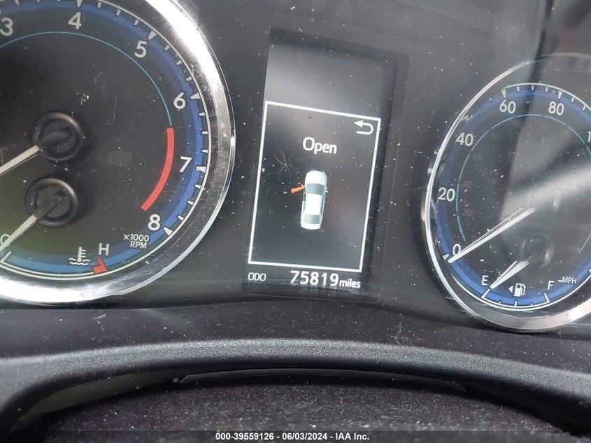 VIN 2T1BURHE9KC235782 2019 TOYOTA COROLLA XLE
