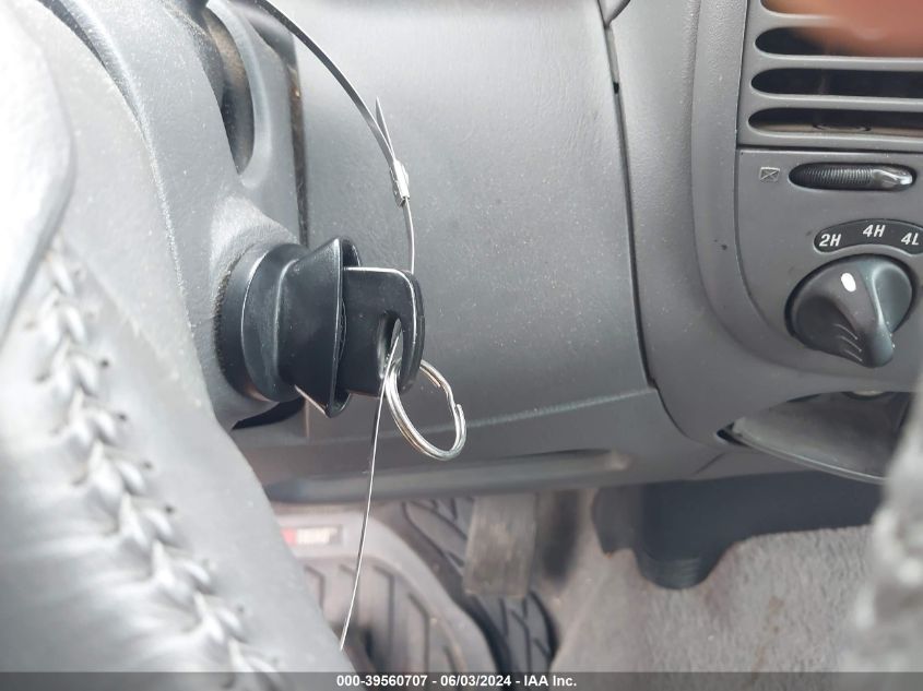 2002 Ford F-150 Lariat/Xlt VIN: 1FTRW08L52KD30826 Lot: 39560707