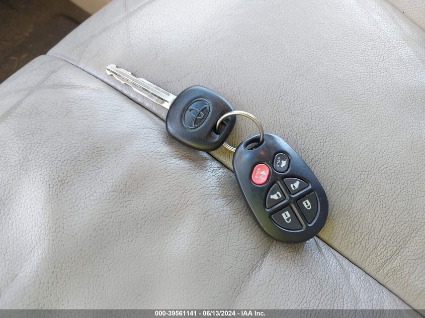 2011 Toyota Sienna Xle V6 VIN: 5TDYK3DCXBS136851 Lot: 39561141