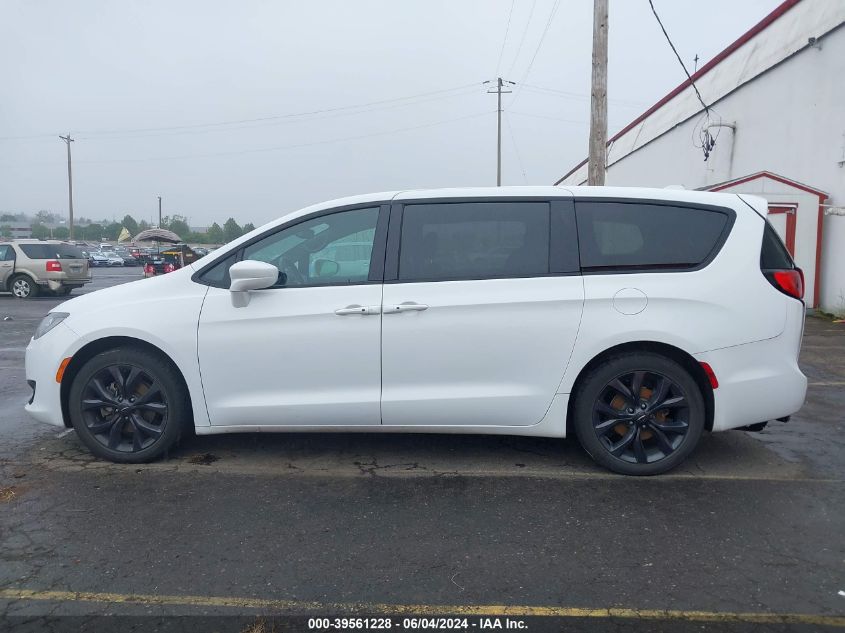 2018 Chrysler Pacifica Touring Plus VIN: 2C4RC1FG3JR234679 Lot: 39561228