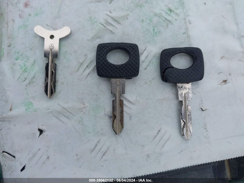 1995 Mercedes-Benz E 320 Base/320 Special VIN: WDBEA32E3SC180586 Lot: 39562132