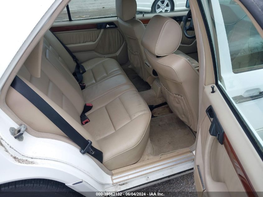 1995 Mercedes-Benz E 320 Base/320 Special VIN: WDBEA32E3SC180586 Lot: 39562132