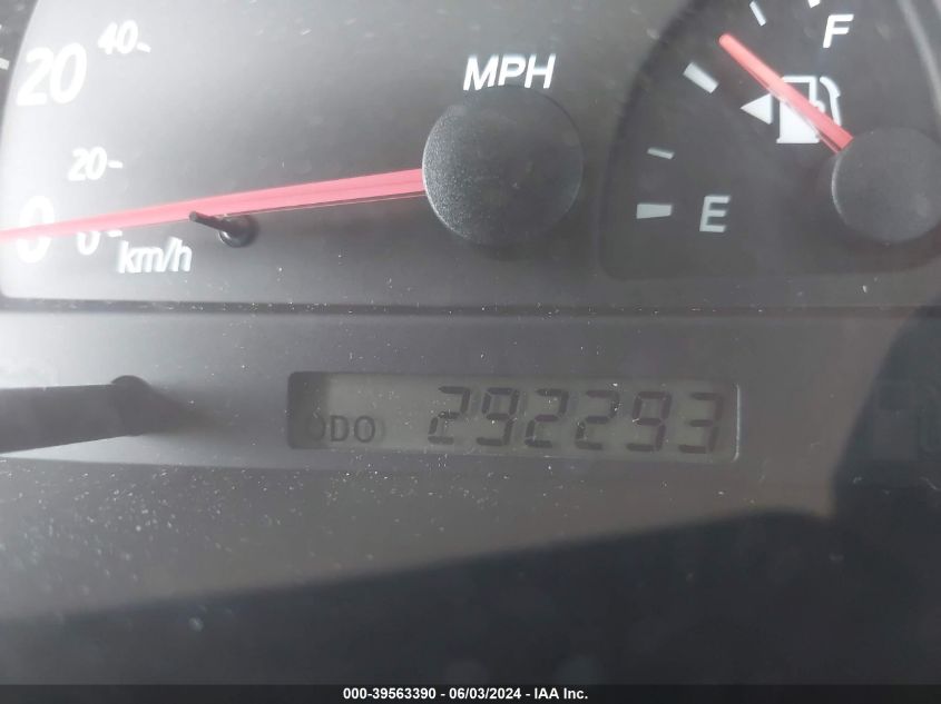 2004 Toyota Camry Le VIN: JTDBE30K540285894 Lot: 39563390