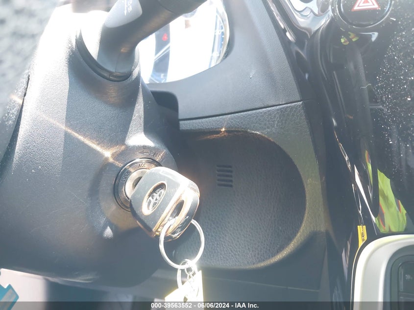 2019 TOYOTA COROLLA LE - 2T1BURHE2KC212389