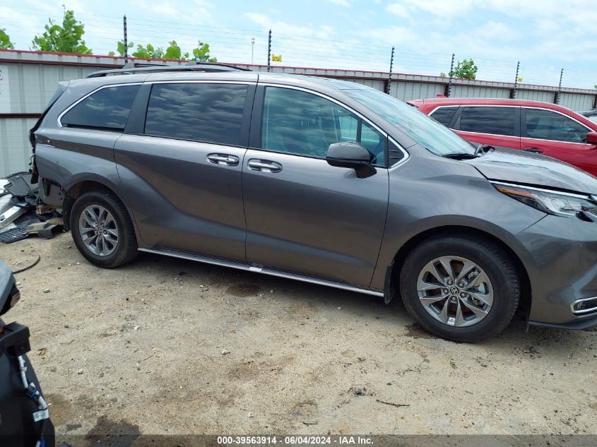 2022 TOYOTA SIENNA XLE - 5TDYRKEC0NS107156