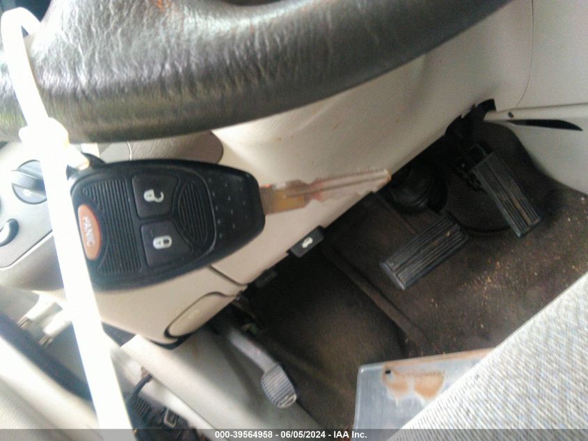 2005 Chrysler Town & Country VIN: 1C4GP45R15B438627 Lot: 39564958