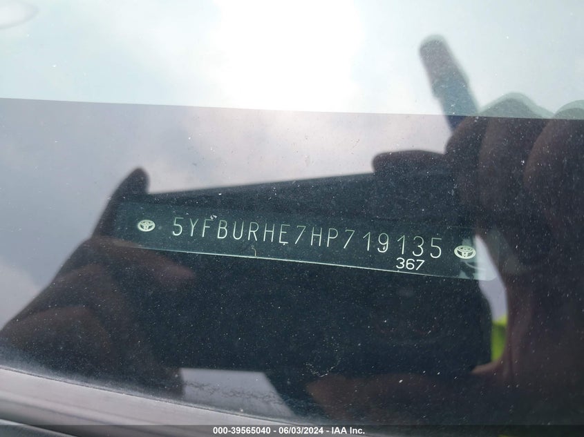 2017 Toyota Corolla Le VIN: 5YFBURHE7HP719135 Lot: 39565040