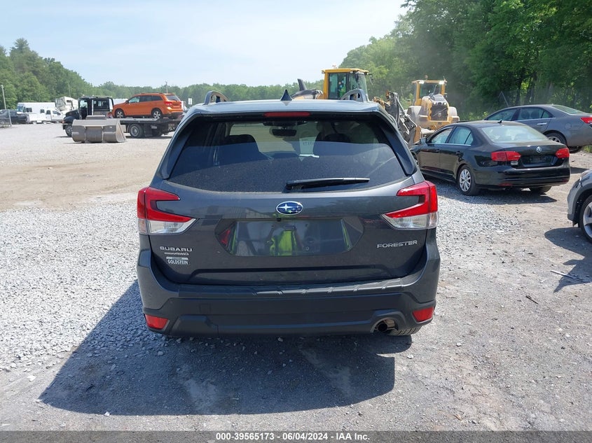 2024 Subaru Forester Premium VIN: JF2SKADC7RH423526 Lot: 39565173