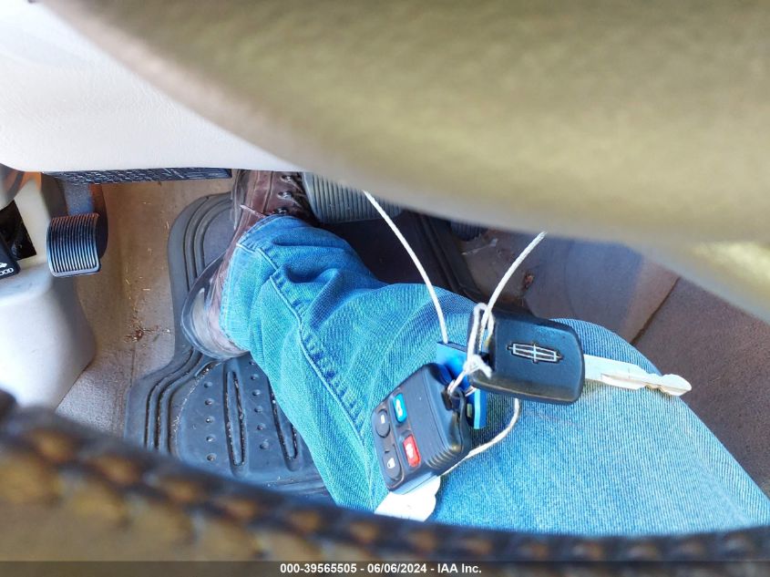 2005 Lincoln Town Car Signature VIN: 1LNHM81W15Y667415 Lot: 39565505