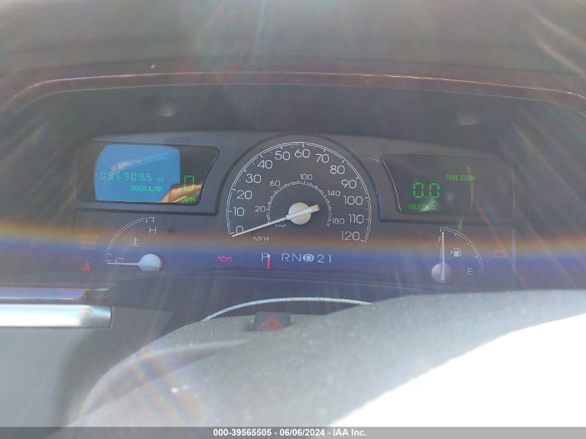 2005 Lincoln Town Car Signature VIN: 1LNHM81W15Y667415 Lot: 39565505