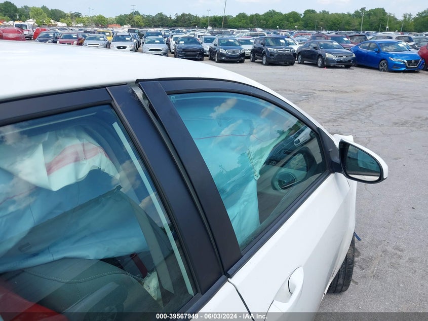VIN 2T1BURHE9KC137111 2019 TOYOTA COROLLA LE