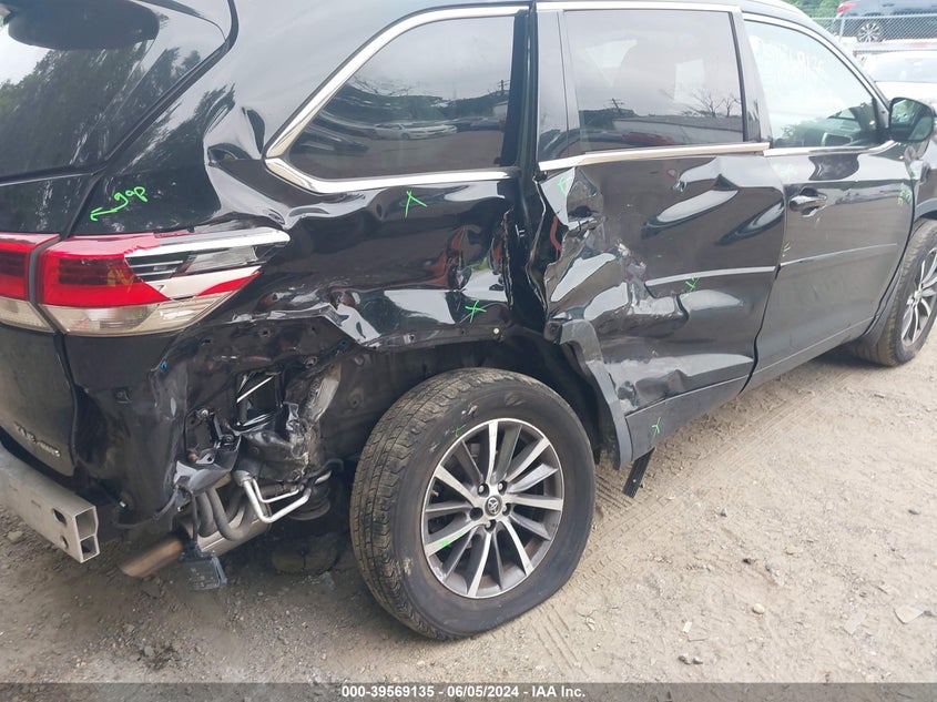 VIN 5TDJZRFH1JS554156 2018 TOYOTA HIGHLANDER XLE