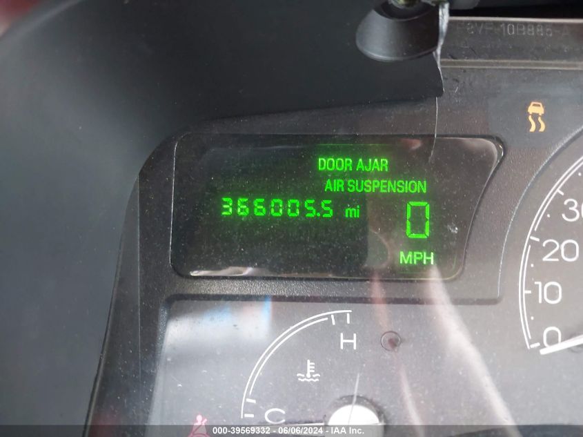 2004 Lincoln Town Car Ultimate VIN: 1LNHM83W04Y649760 Lot: 39569332