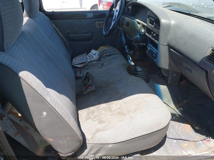 1992 Toyota Pickup 1/2 Ton Short Whlbase Stb VIN: 4TARN81AONZO33187 Lot: 39570010