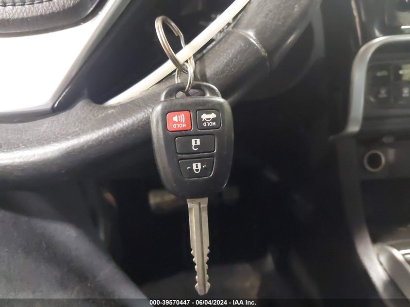 2017 Toyota Corolla Se VIN: 5YFBURHE4HP652932 Lot: 39570447