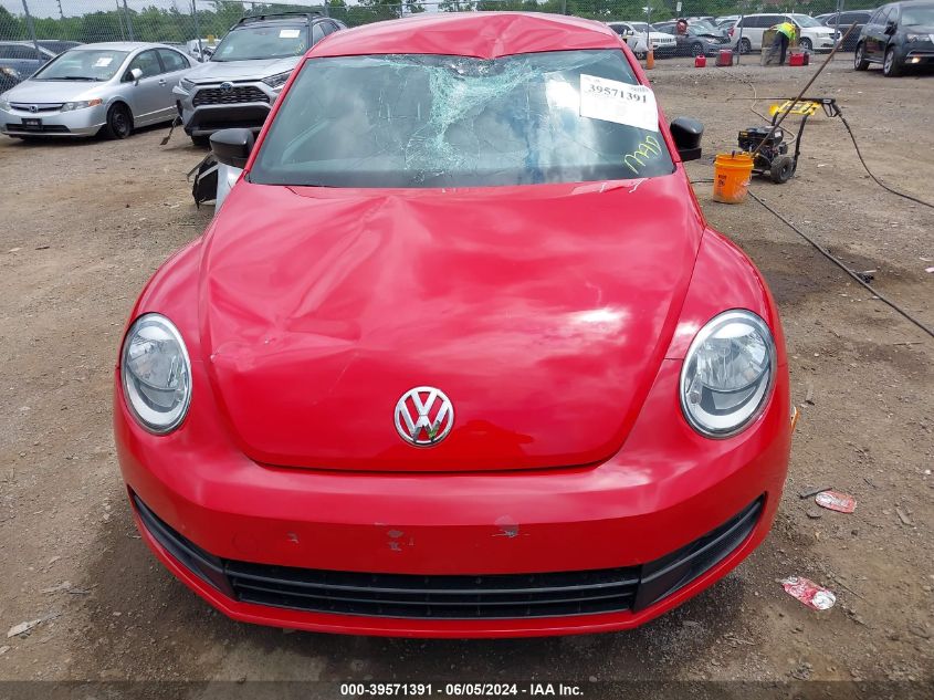 2013 Volkswagen Beetle 2.5L Entry VIN: 3VWFP7ATXDM645925 Lot: 39571391