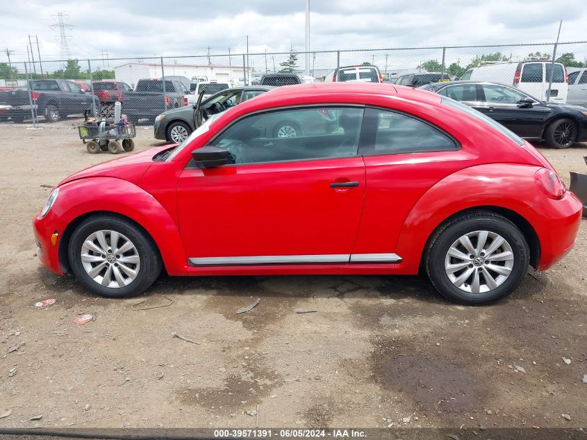 2013 Volkswagen Beetle 2.5L Entry VIN: 3VWFP7ATXDM645925 Lot: 39571391