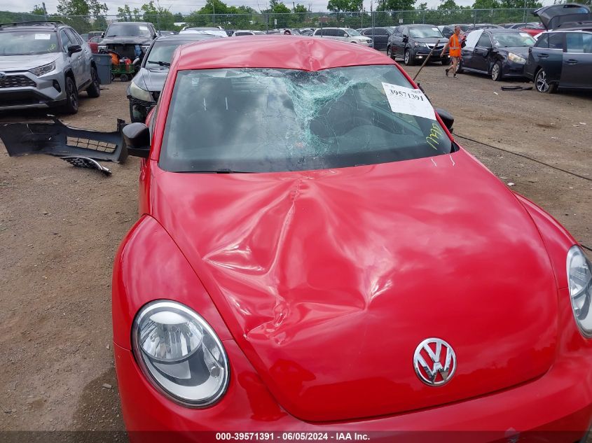 2013 Volkswagen Beetle 2.5L Entry VIN: 3VWFP7ATXDM645925 Lot: 39571391