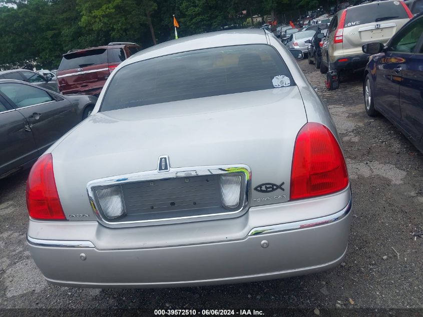 2004 Lincoln Town Car Signature VIN: 1LNHM81W44Y671019 Lot: 39572510