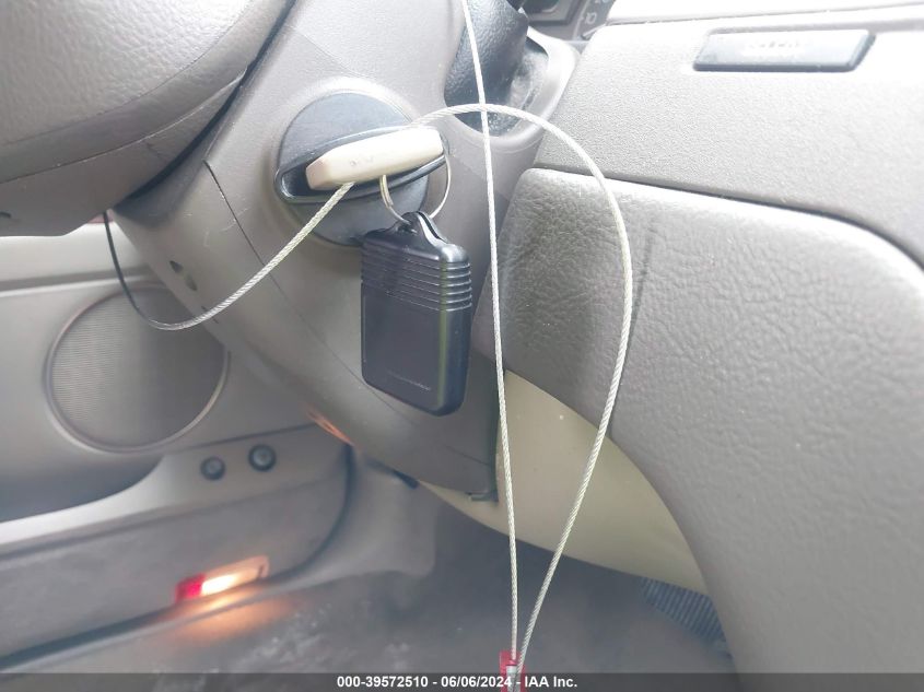 2004 Lincoln Town Car Signature VIN: 1LNHM81W44Y671019 Lot: 39572510