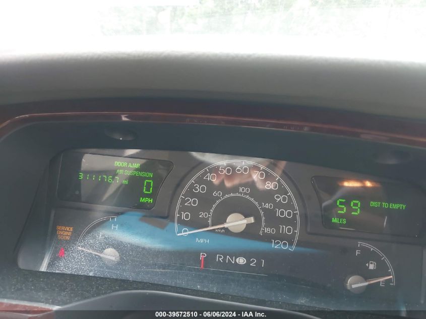 2004 Lincoln Town Car Signature VIN: 1LNHM81W44Y671019 Lot: 39572510