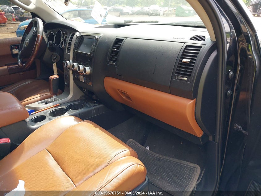 2011 Toyota Sequoia Platinum 5.7L V8 VIN: 5TDDW5G14BS050640 Lot: 39576751