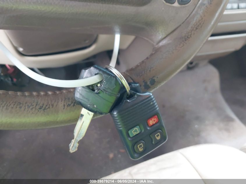 2004 Lincoln Town Car Signature VIN: 1LNHM81W84Y661920 Lot: 39579214