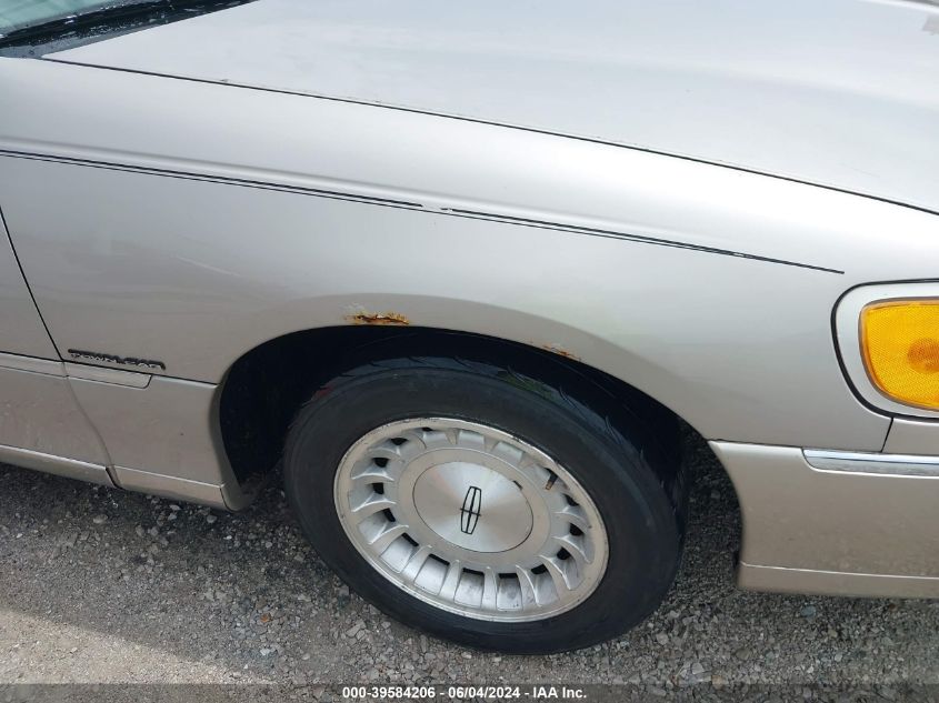 1999 Lincoln Town Car Executive VIN: 1LNHM81W2XY631493 Lot: 39584206
