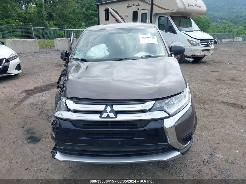 2018 Mitsubishi Outlander Es/Le/Se/Sel VIN: JA4AZ3A33JZ067798 Lot: 39586415