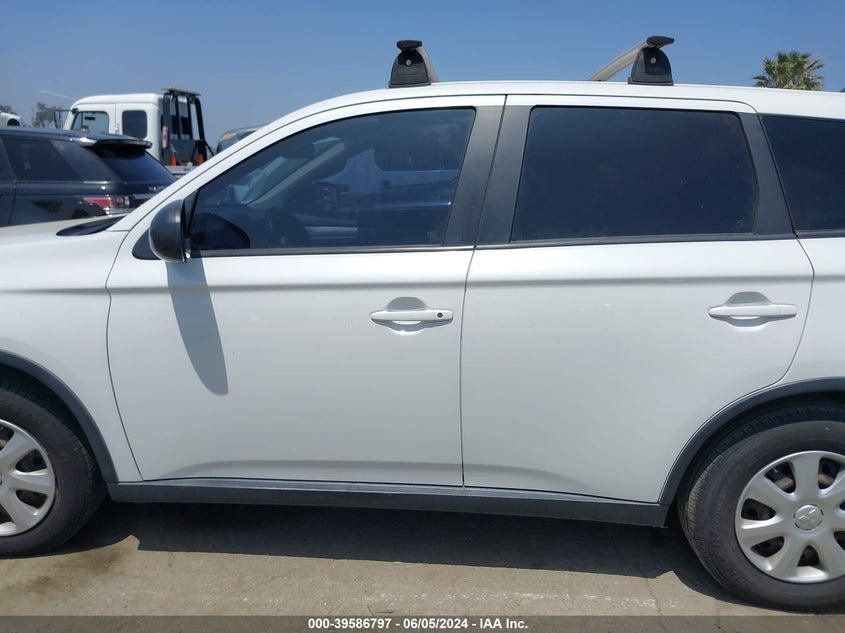 2015 Mitsubishi Outlander Es VIN: JA4AD2A31FZ011570 Lot: 39586797