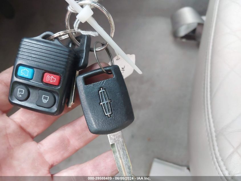 2006 Lincoln Town Car Signature Limited VIN: 1LNHM82V86Y627033 Lot: 39588489