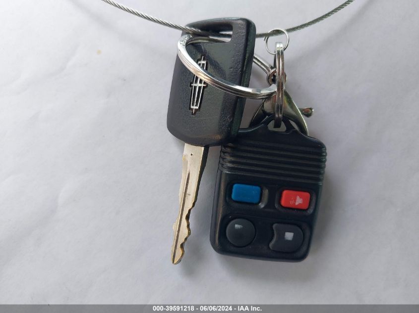 2008 Lincoln Town Car Signature Limited VIN: 2LNHM82W88X663381 Lot: 39591218