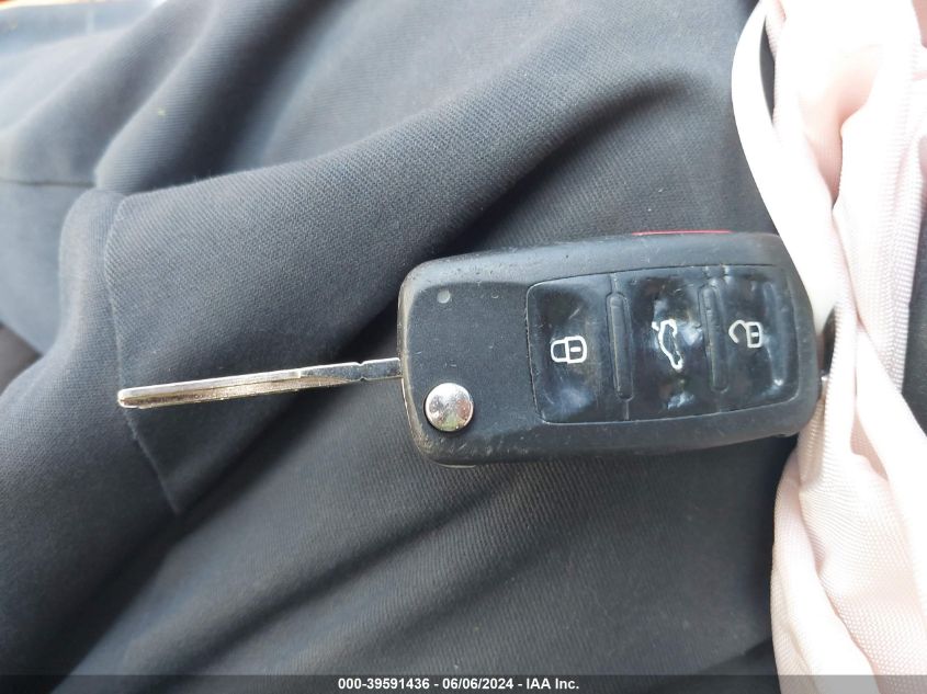 2013 Volkswagen Beetle 2.5L Entry VIN: 3VWFP7AT5DM670649 Lot: 39591436