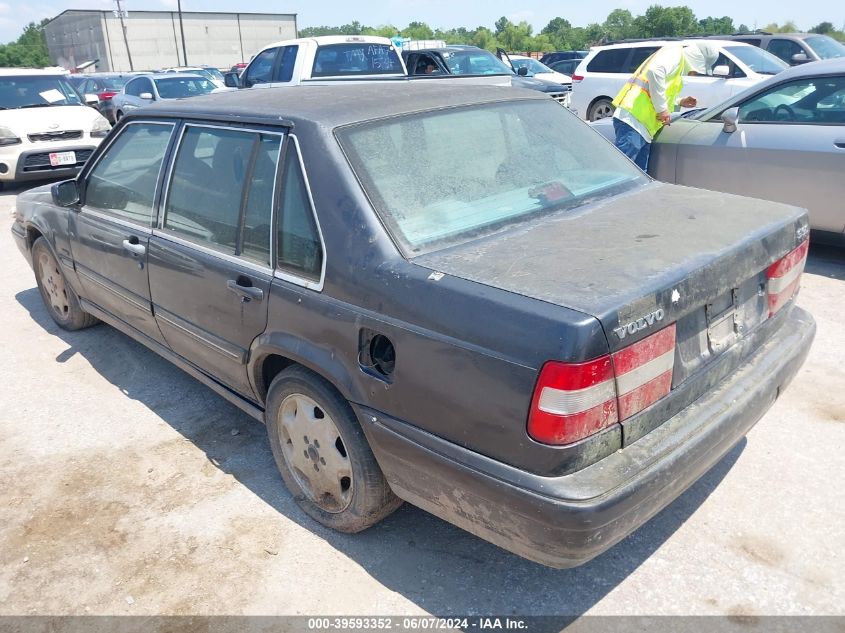 1998 Volvo S90 VIN: YV1KS9607W1137383 Lot: 39593352