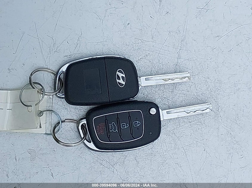 2017 Hyundai Santa Fe Se VIN: KM8SMDHF6HU225133 Lot: 39594096